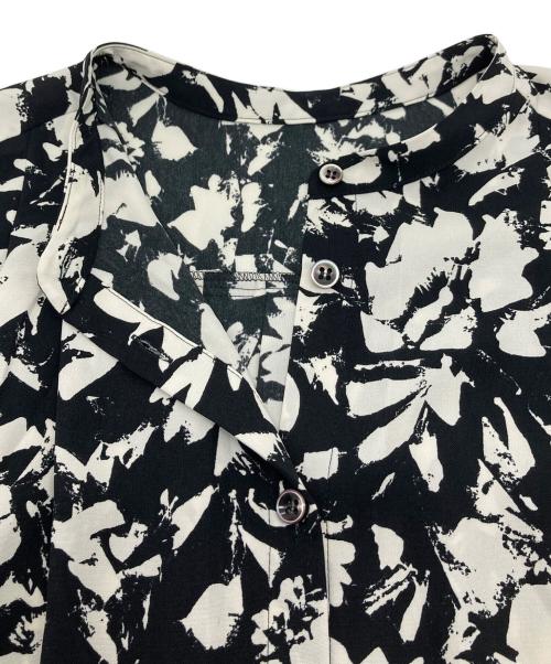 UNTITLED（アンタイトル）UNTITLED (アンタイトル) モザイクフラワー柄ブラウス　ノースリーブシャツ　日本製 ブラック×ホワイト サイズ:2の古着・服飾アイテム