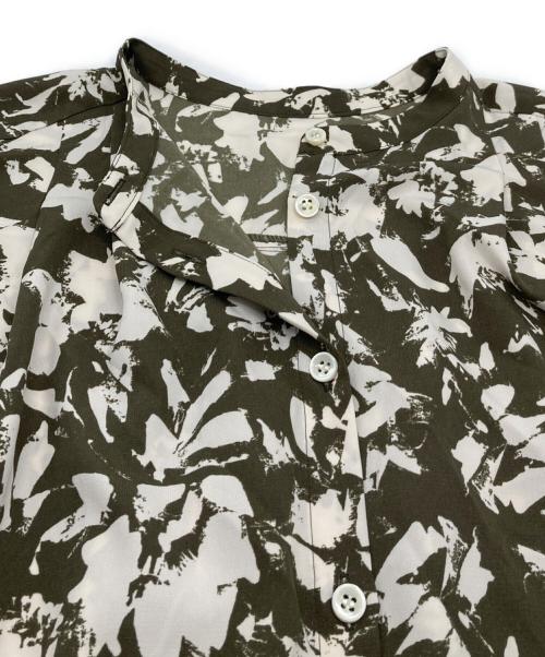 UNTITLED（アンタイトル）UNTITLED (アンタイトル) モザイクフラワー柄ブラウス　ノースリーブシャツ　日本 オリーブ×ホワイト サイズ:2の古着・服飾アイテム