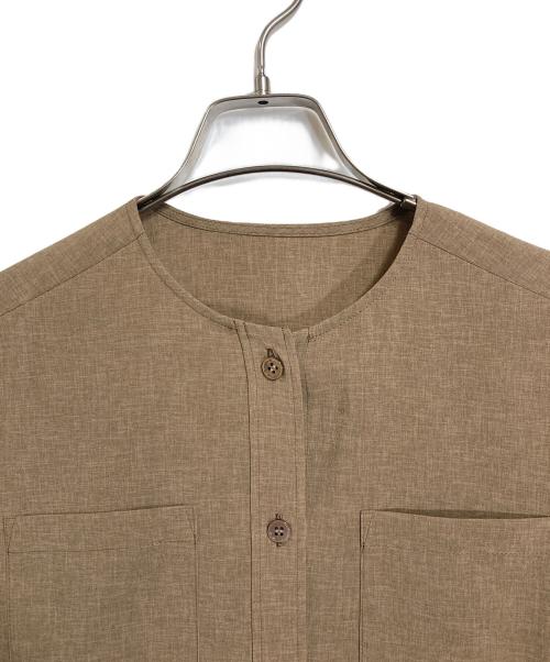 UNTITLED（アンタイトル）UNTITLED (アンタイトル) リラククールシャツ　長袖シャツ　長袖ブラウス　オフィスカジュアル　セレモニー ブラウン サイズ:02/M 未使用品の古着・服飾アイテム