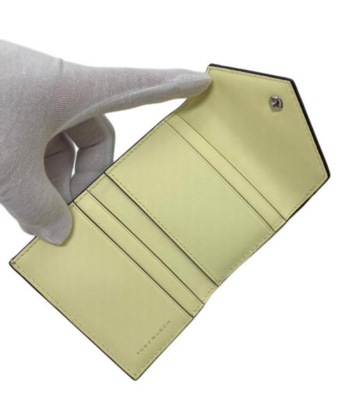 TORY BURCH（トリーバーチ）TORY BURCH (トリーバーチ) Tモノグラム コントラスト エンボス スモール エンベロープウォレット ベージュ×イエローの古着・服飾アイテム