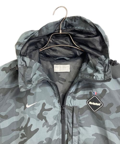 NIKE（ナイキ）NIKE (ナイキ) F.C.R.B. (エフシーレアルブリストル) カモフラジャケット　パーカー　アウター　ライトアウター　迷彩　スポーツ　アウトドア グレー サイズ:Lの古着・服飾アイテム