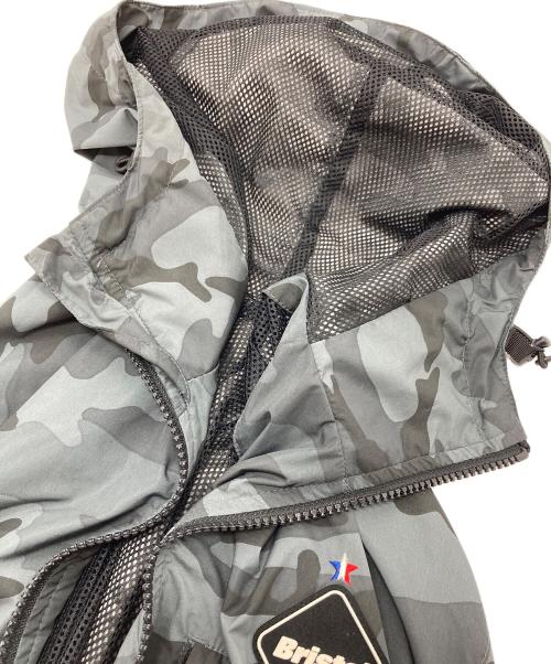 NIKE（ナイキ）NIKE (ナイキ) F.C.R.B. (エフシーレアルブリストル) カモフラジャケット　パーカー　アウター　ライトアウター　迷彩　スポーツ　アウトドア グレー サイズ:Lの古着・服飾アイテム