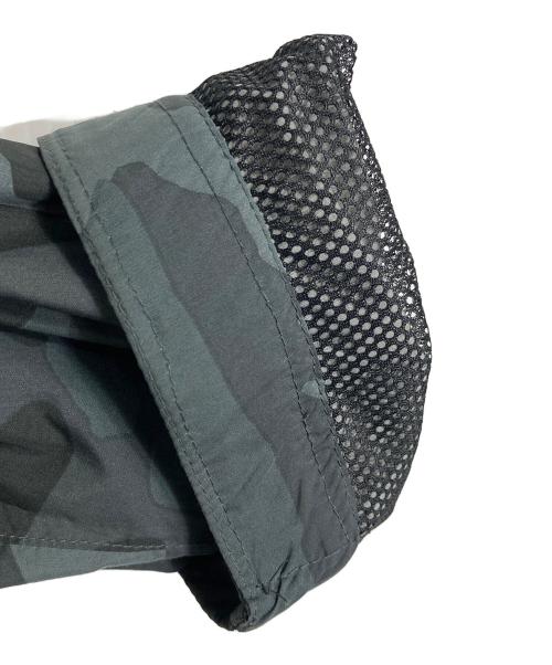 NIKE（ナイキ）NIKE (ナイキ) F.C.R.B. (エフシーレアルブリストル) カモフラジャケット　パーカー　アウター　ライトアウター　迷彩　スポーツ　アウトドア グレー サイズ:Lの古着・服飾アイテム