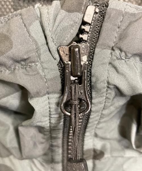 NIKE（ナイキ）NIKE (ナイキ) F.C.R.B. (エフシーレアルブリストル) カモフラジャケット　パーカー　アウター　ライトアウター　迷彩　スポーツ　アウトドア グレー サイズ:Lの古着・服飾アイテム