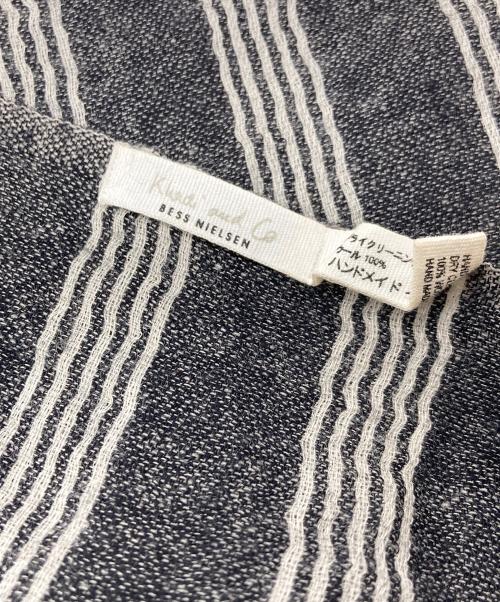 Khadi and Co（カディアンドコー）Khadi and Co (カディアンドコー) ハンドメイドマフラー　ストール　インド製 グレー×ホワイト サイズ:実寸参照の古着・服飾アイテム