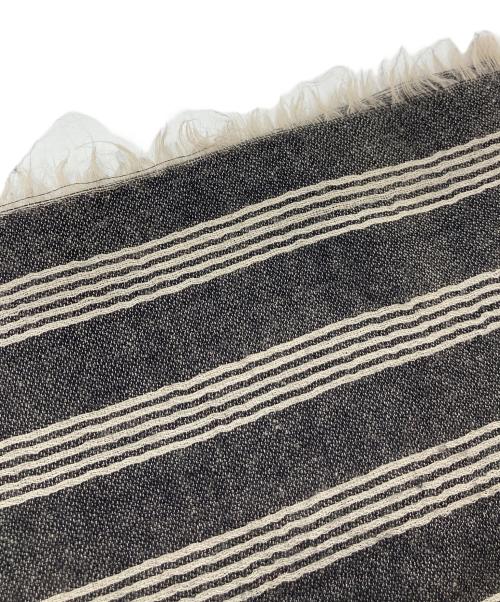 Khadi and Co（カディアンドコー）Khadi and Co (カディアンドコー) ハンドメイドマフラー　ストール　インド製 グレー×ホワイト サイズ:実寸参照の古着・服飾アイテム