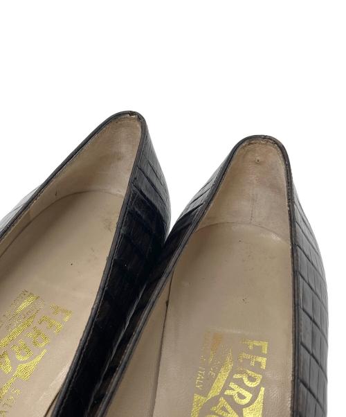 Salvatore Ferragamo（サルヴァトーレ フェラガモ）Salvatore Ferragamo (サルヴァトーレ フェラガモ) クロコ型押しパンプス　ガンチーニ イタリア製 ブラック サイズ:7の古着・服飾アイテム