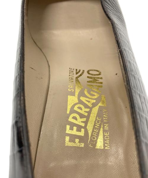 Salvatore Ferragamo（サルヴァトーレ フェラガモ）Salvatore Ferragamo (サルヴァトーレ フェラガモ) クロコ型押しパンプス　ガンチーニ イタリア製 ブラック サイズ:7の古着・服飾アイテム