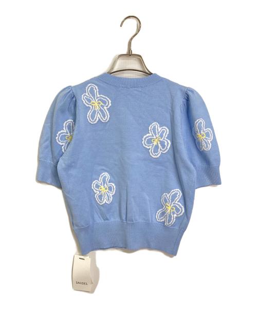 Snidel（スナイデル）Snidel (スナイデル) フラワーモチーフニットプルオーバー　「BOUQUET OF JOY」 スカイブルー サイズ:FREE 未使用品の古着・服飾アイテム
