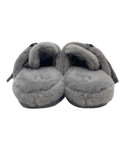 UGG（アグ）UGG (アグ) Fluff Itサンダル ヴァンプストラップ　ボアサンダル　ファーサンダル　サボサンダル グレー サイズ:US9の古着・服飾アイテム