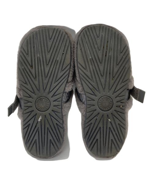 UGG（アグ）UGG (アグ) Fluff Itサンダル ヴァンプストラップ　ボアサンダル　ファーサンダル　サボサンダル グレー サイズ:US9の古着・服飾アイテム