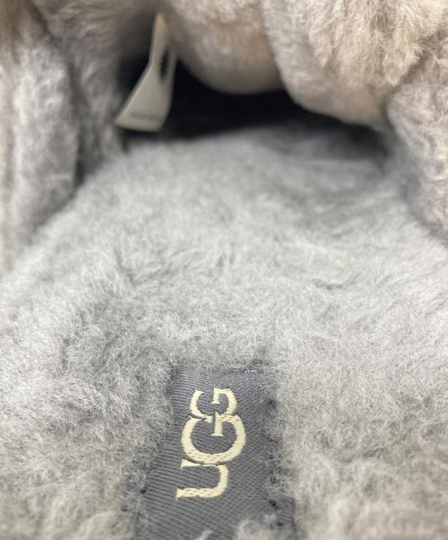 UGG（アグ）UGG (アグ) Fluff Itサンダル ヴァンプストラップ　ボアサンダル　ファーサンダル　サボサンダル グレー サイズ:US9の古着・服飾アイテム