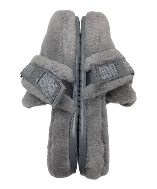 UGG（アグ）UGG (アグ) Fluff Itサンダル ヴァンプストラップ　ボアサンダル　ファーサンダル　サボサンダル グレー サイズ:US9の古着・服飾アイテム