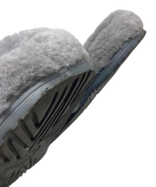 UGG（アグ）UGG (アグ) Fluff Itサンダル ヴァンプストラップ　ボアサンダル　ファーサンダル　サボサンダル グレー サイズ:US9の古着・服飾アイテム