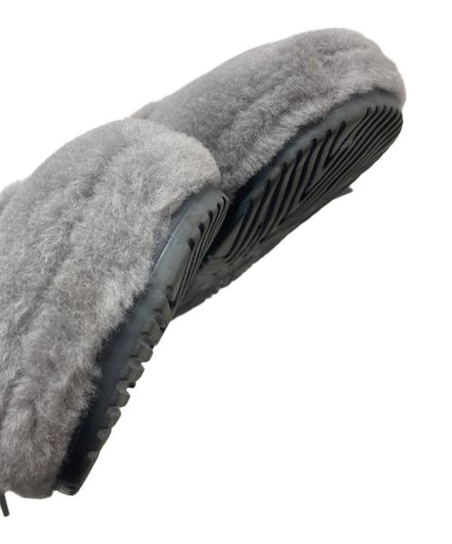 UGG（アグ）UGG (アグ) Fluff Itサンダル ヴァンプストラップ　ボアサンダル　ファーサンダル　サボサンダル グレー サイズ:US9の古着・服飾アイテム