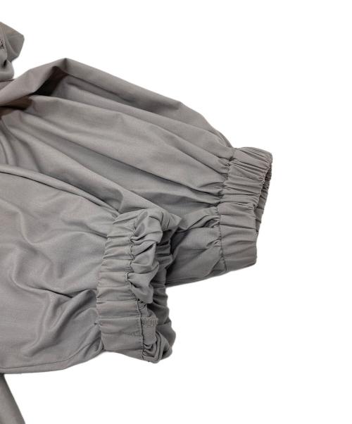 YORI（ヨリ）yori (ヨリ) ボリュームギャザーブラウス グレー サイズ:FREEの古着・服飾アイテム