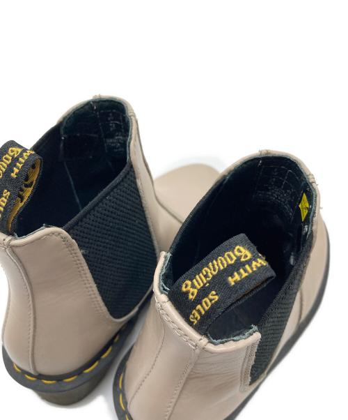 Dr.Martens（ドクターマーチン）Dr.Martens (ドクターマーチン) Cadence ケイデンス チェルシーブーツ  サイドゴアブーツ　ショートブーツ　厚底ブーツ ベージュ サイズ:US7の古着・服飾アイテム