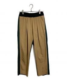 CULLNI（クルニ）の古着「TUCK STRAIGHT EASY TROUSERS ナイロン混パンツ」｜ベージュ×グリーン