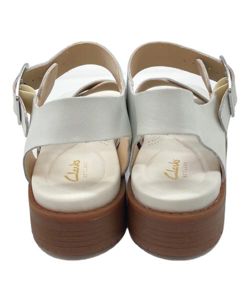 CLARKS（クラークス）CLARKS (クラークス) サンダル ホワイト サイズ:UK 4.5の古着・服飾アイテム