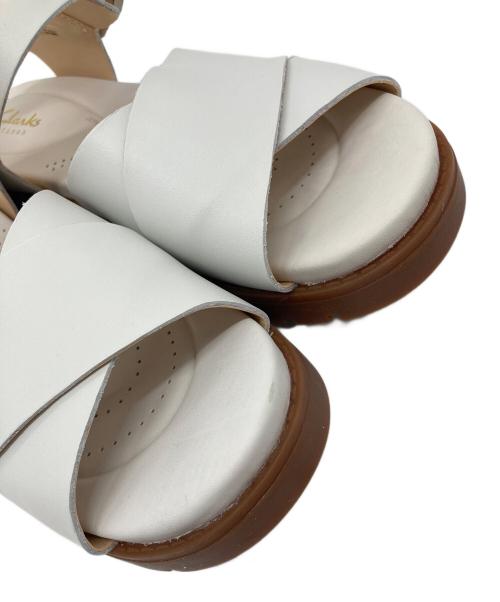 CLARKS（クラークス）CLARKS (クラークス) サンダル ホワイト サイズ:UK 4.5の古着・服飾アイテム