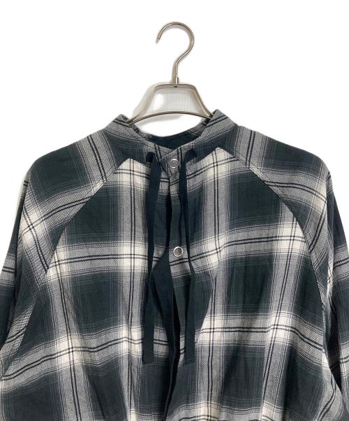 TAKAHIROMIYASHITA TheSoloIst.（タカヒロミヤシタ ザソロイスト）TAKAHIROMIYASHITA TheSoloIst. (タカヒロミヤシタ ザソロイスト) medical gown shirt. ガウンシャツ　ライトアウター グレー×ブラック サイズ:46の古着・服飾アイテム