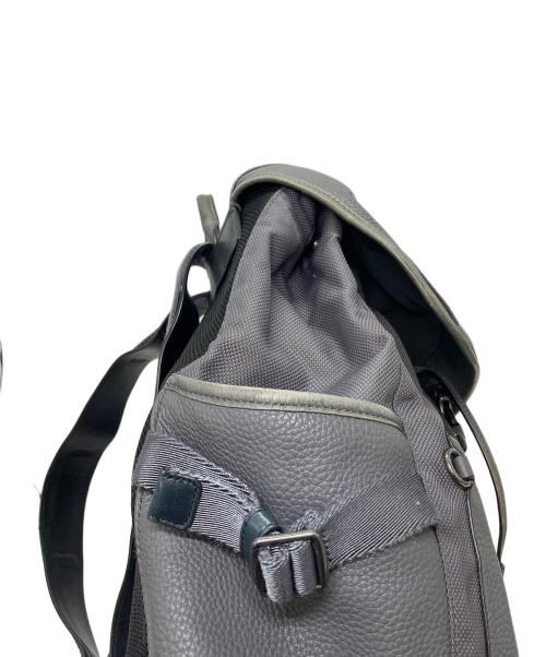 COACH（コーチ）COACH (コーチ) Manhattan Backpack In Varsity Sport マンハッタン バックパック ヴァーシティー スポーツ グレー サイズ:実寸参照の古着・服飾アイテム