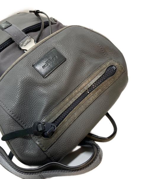 COACH（コーチ）COACH (コーチ) Manhattan Backpack In Varsity Sport マンハッタン バックパック ヴァーシティー スポーツ グレー サイズ:実寸参照の古着・服飾アイテム