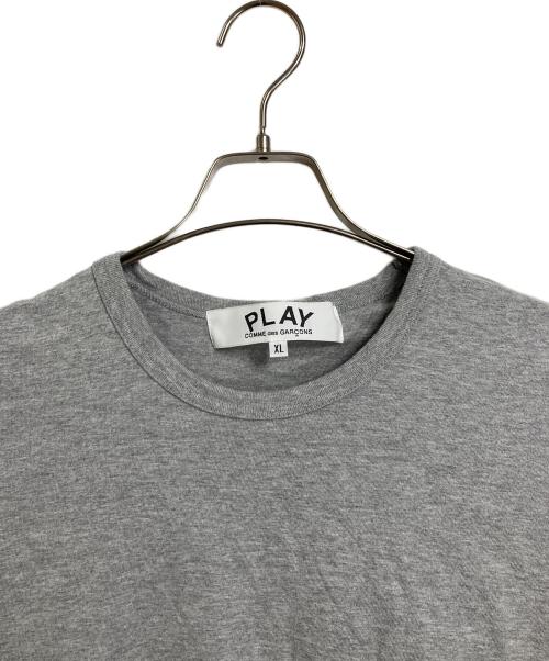 PLAY COMME des GARCONS（プレイコムデギャルソン）PLAY COMME des GARCONS (プレイコムデギャルソン) PLAY BACK EMBLEM T-SHIRT プレバックエブイムＴシャツ　半袖カットソー　Tシャツ　Tee 日本製 グレー サイズ:XLの古着・服飾アイテム