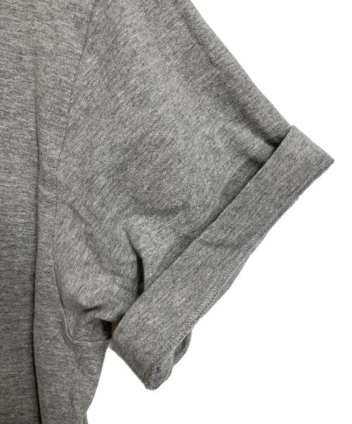 PLAY COMME des GARCONS（プレイコムデギャルソン）PLAY COMME des GARCONS (プレイコムデギャルソン) PLAY BACK EMBLEM T-SHIRT プレバックエブイムＴシャツ　半袖カットソー　Tシャツ　Tee 日本製 グレー サイズ:XLの古着・服飾アイテム