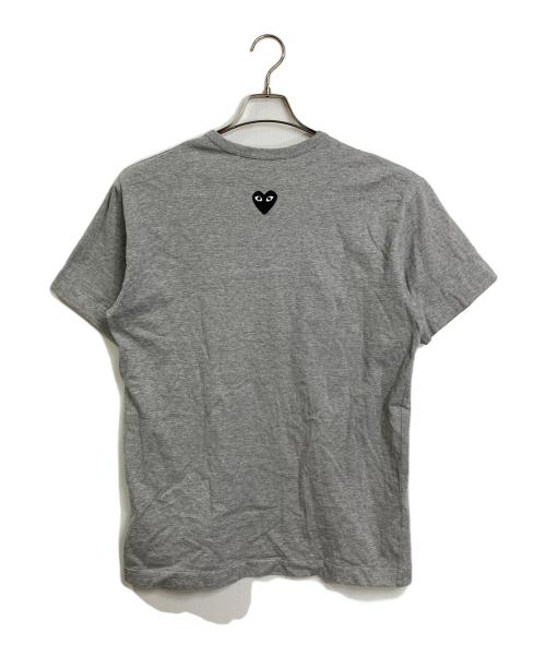 PLAY COMME des GARCONS（プレイコムデギャルソン）PLAY COMME des GARCONS (プレイコムデギャルソン) PLAY BACK EMBLEM T-SHIRT プレバックエブイムＴシャツ　半袖カットソー　Tシャツ　Tee 日本製 グレー サイズ:XLの古着・服飾アイテム