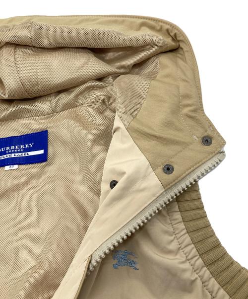 BURBERRY BLUE LABEL（バーバリーロンドンブルーレーベル）BURBERRY BLUE LABEL (バーバリーロンドンブルーレーベル) ホース刺繍裏メッシュベスト　アウター　ライトアウター　日本製 ベージュ サイズ:38の古着・服飾アイテム