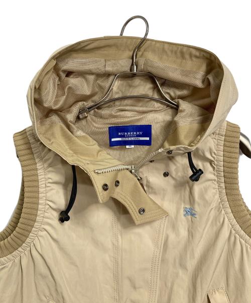 BURBERRY BLUE LABEL（バーバリーロンドンブルーレーベル）BURBERRY BLUE LABEL (バーバリーロンドンブルーレーベル) ホース刺繍裏メッシュベスト　アウター　ライトアウター　日本製 ベージュ サイズ:38の古着・服飾アイテム