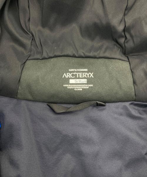 ARC'TERYX（アークテリクス）ARC'TERYX (アークテリクス) TAURI JACKET 中綿ジャケット　アウター   ナイロンジャケット アウトドア 登山 キャンプ　スポーツ　アウトドア ブルー サイズ:Sの古着・服飾アイテム