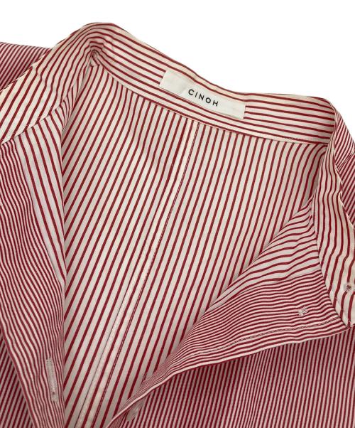 CINOH（チノ）CINOH (チノ) アシンメトリーブザムシャツ　コットンシャツ　ストライプ レッド×ホワイト サイズ:38の古着・服飾アイテム