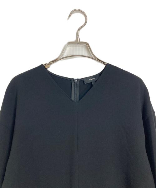 theory（セオリー）theory (セオリー) Vネックブラウス (アイボリー) トリアセテート  ブレスレットスリーブ / ウォッシャブル　Admiral Crepe Round VNK Top ブラック サイズ:P（XS〜S）の古着・服飾アイテム