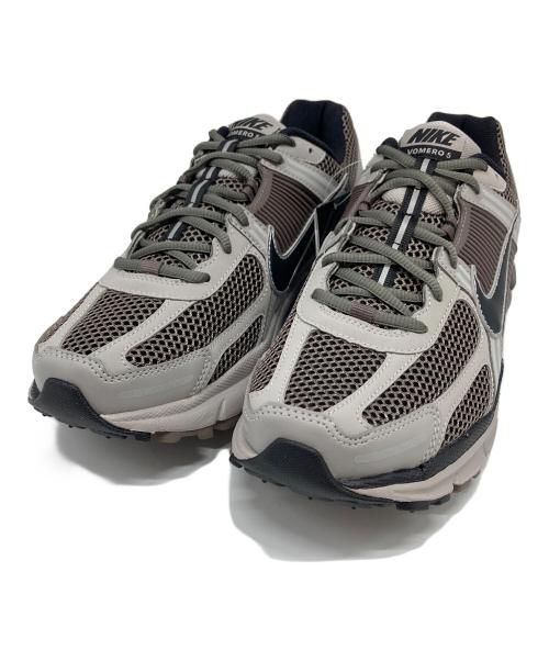NIKE（ナイキ）NIKE (ナイキ) ZOOM VOMERO 5 カレッジグレー/ブラック-ケイブストーン　ローカットスニーカー　ボメロ グレー サイズ:US9.5 未使用品の古着・服飾アイテム