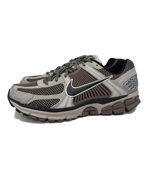 NIKE（ナイキ）NIKE (ナイキ) ZOOM VOMERO 5 カレッジグレー/ブラック-ケイブストーン　ローカットスニーカー　ボメロ グレー サイズ:US9.5 未使用品の古着・服飾アイテム