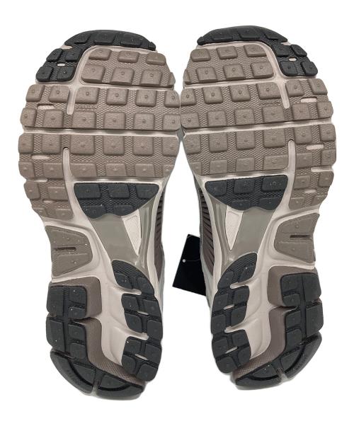 NIKE（ナイキ）NIKE (ナイキ) ZOOM VOMERO 5 カレッジグレー/ブラック-ケイブストーン　ローカットスニーカー　ボメロ グレー サイズ:US9.5 未使用品の古着・服飾アイテム