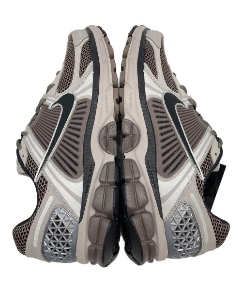 NIKE（ナイキ）NIKE (ナイキ) ZOOM VOMERO 5 カレッジグレー/ブラック-ケイブストーン　ローカットスニーカー　ボメロ グレー サイズ:US9.5 未使用品の古着・服飾アイテム