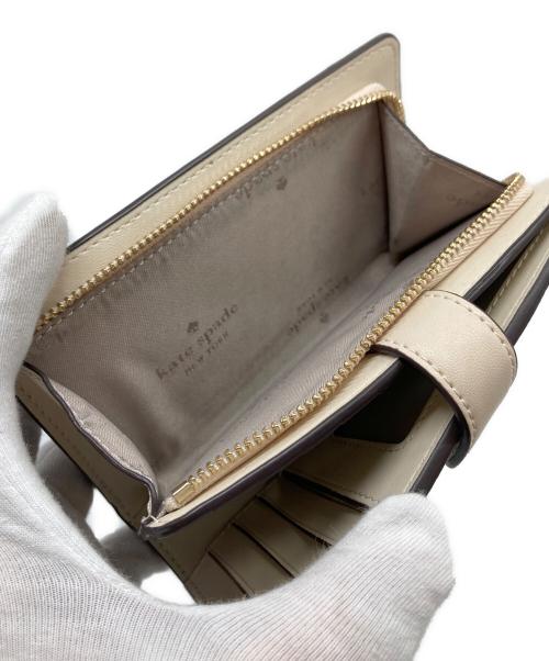Kate Spade（ケイトスペード）Kate Spade (ケイトスペード) 2つ折り財布　スペードフラワー ベージュ サイズ:実寸参照の古着・服飾アイテム
