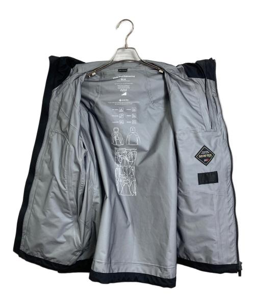 WHITE MOUNTAINEERING（ホワイトマウンテ二アニング）WHITE MOUNTAINEERING (ホワイトマウンテ二アニング) GORE-TEX 30D ASYMMETRY JACKET マウンテンジャケット　ナイロンジャケット　ラグランジャケット　2023AW ブラック サイズ:1の古着・服飾アイテム