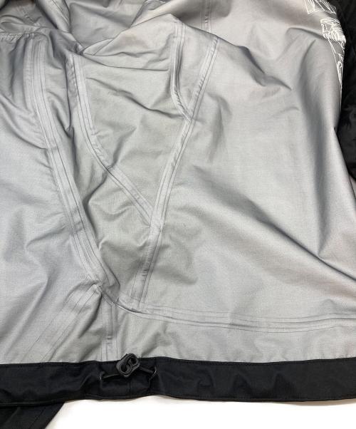 WHITE MOUNTAINEERING（ホワイトマウンテ二アニング）WHITE MOUNTAINEERING (ホワイトマウンテ二アニング) GORE-TEX 30D ASYMMETRY JACKET マウンテンジャケット　ナイロンジャケット　ラグランジャケット　2023AW ブラック サイズ:1の古着・服飾アイテム