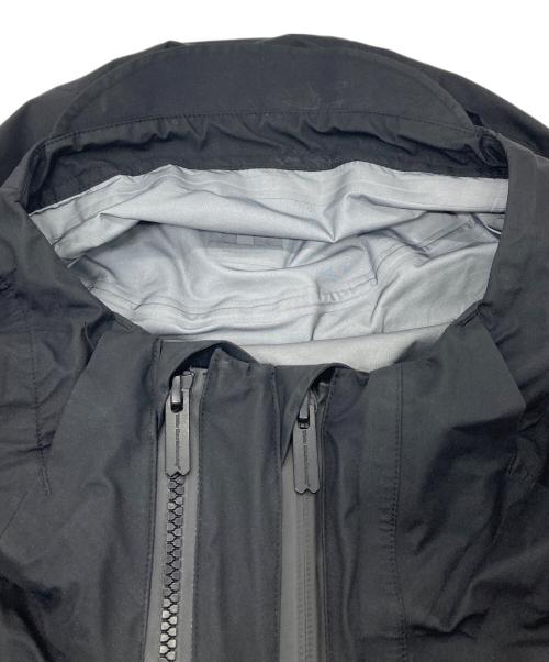 WHITE MOUNTAINEERING（ホワイトマウンテ二アニング）WHITE MOUNTAINEERING (ホワイトマウンテ二アニング) GORE-TEX 30D ASYMMETRY JACKET マウンテンジャケット　ナイロンジャケット　ラグランジャケット　2023AW ブラック サイズ:1の古着・服飾アイテム