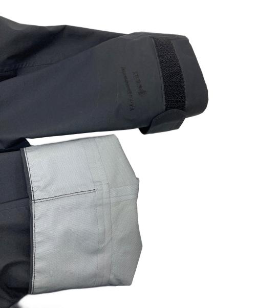 WHITE MOUNTAINEERING（ホワイトマウンテ二アニング）WHITE MOUNTAINEERING (ホワイトマウンテ二アニング) GORE-TEX 30D ASYMMETRY JACKET マウンテンジャケット　ナイロンジャケット　ラグランジャケット　2023AW ブラック サイズ:1の古着・服飾アイテム