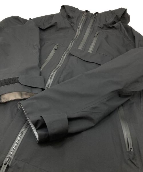 WHITE MOUNTAINEERING（ホワイトマウンテ二アニング）WHITE MOUNTAINEERING (ホワイトマウンテ二アニング) GORE-TEX 30D ASYMMETRY JACKET マウンテンジャケット　ナイロンジャケット　ラグランジャケット　2023AW ブラック サイズ:1の古着・服飾アイテム