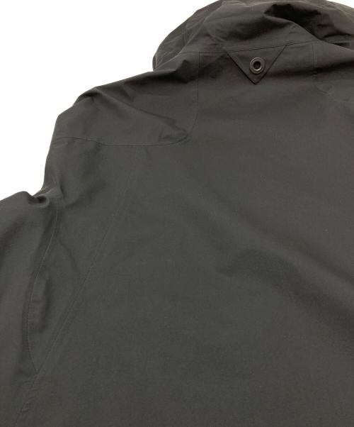 WHITE MOUNTAINEERING（ホワイトマウンテ二アニング）WHITE MOUNTAINEERING (ホワイトマウンテ二アニング) GORE-TEX 30D ASYMMETRY JACKET マウンテンジャケット　ナイロンジャケット　ラグランジャケット　2023AW ブラック サイズ:1の古着・服飾アイテム