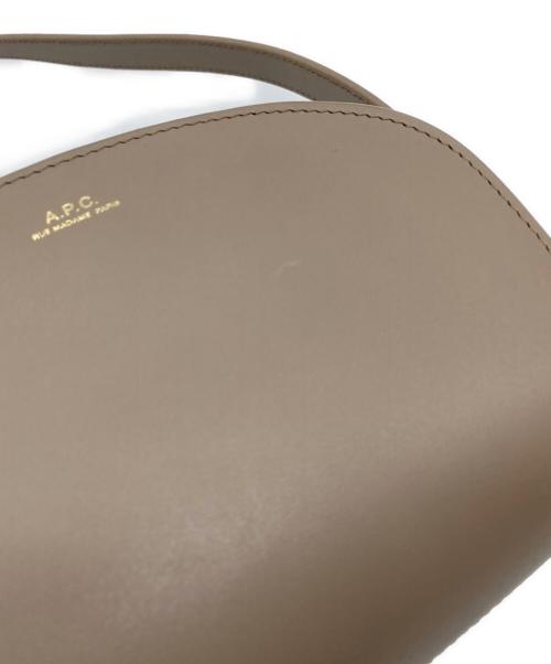 A.P.C.（アーペーセー）A.P.C. (アーペーセー) ハーフムーンショルダーバッグ ベージュ サイズ:実寸参照の古着・服飾アイテム