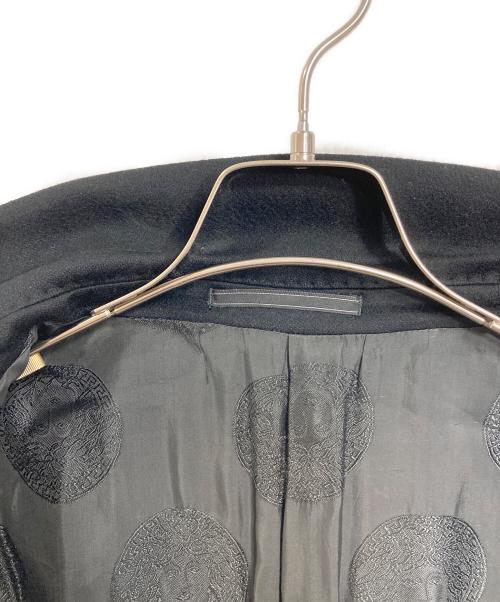 GIANNI VERSACE（ジャンニ・ヴェルサーチ）GIANNI VERSACE (ジャンニ・ヴェルサーチ) 裏地ロゴチェスターコート　ブラック　ブラウンボタン ブラック サイズ:52の古着・服飾アイテム