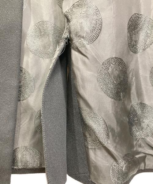 GIANNI VERSACE（ジャンニ・ヴェルサーチ）GIANNI VERSACE (ジャンニ・ヴェルサーチ) 裏地ロゴチェスターコート　ブラック　ブラウンボタン ブラック サイズ:52の古着・服飾アイテム