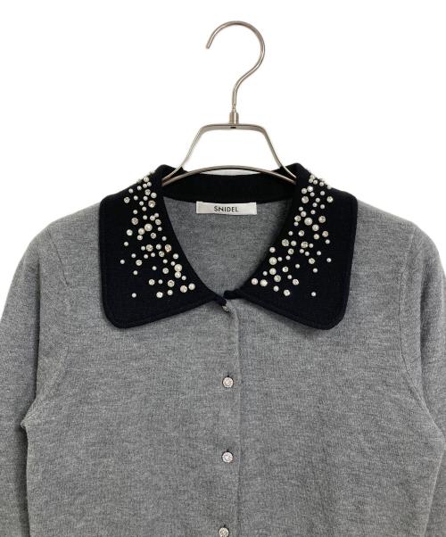 Snidel（スナイデル）Snidel (スナイデル) ビジューカラーニットカーディガン　パールカーディガン　襟付きカーディガン グレー サイズ:Freeの古着・服飾アイテム
